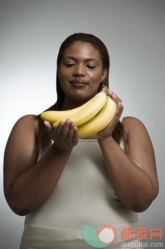 肖像,美,弯曲,阴影,看_gic15818359_Woman holding bananas_创意图片_Getty Images China