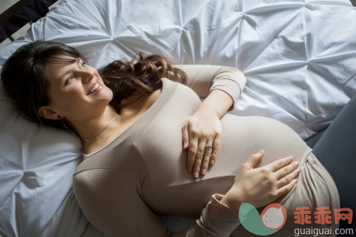 人,人生大事,四分之三身长,室内,25岁到29岁_482146573_Pregnant Caucasian woman laying on bed_创意图片_Getty Images China