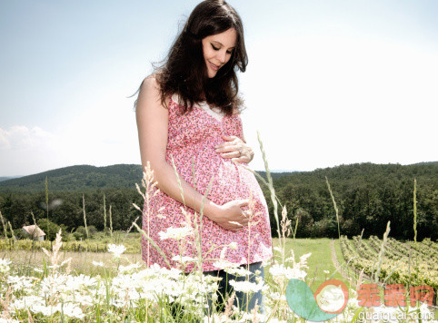 人,环境,人生大事,自然,四分之三身长_129944302_Pregnant woman holding her belly_创意图片_Getty Images China