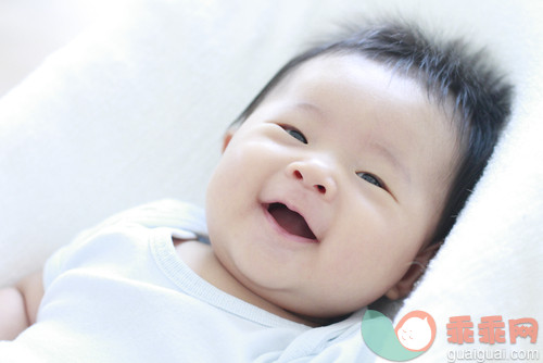 微笑,室内,笑,亮色调,白色_gic11170828_Baby boy laughing_创意图片_Getty Images China