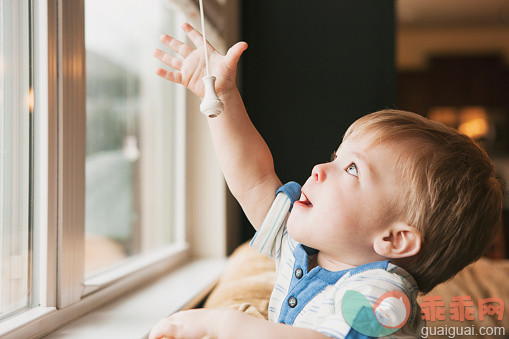 金属丝,进行中,人,休闲装,婴儿服装_557388185_Little boy reaching out for window blind cord_创意图片_Getty Images China