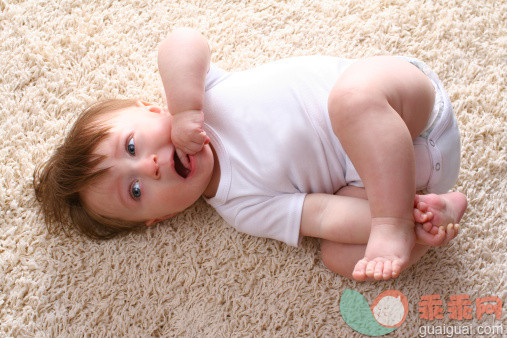 白色,人,地毯,小毯子,人的嘴_157680641_Baby with blue eyes lying on back grabbing her toes_创意图片_Getty Images China