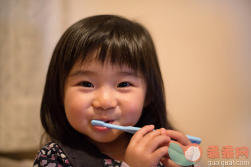 人,休闲装,婴儿服装,牙刷,12到17个月_169653112_Toddler girl bushing teeth_创意图片_Getty Images China