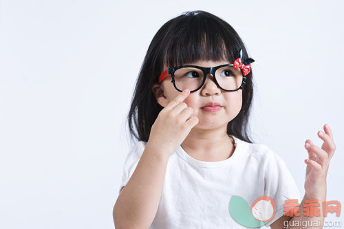 面部表情,短发,室内,人,生活方式_5a2582864_戴眼镜的小女孩_创意图片_Getty Images China