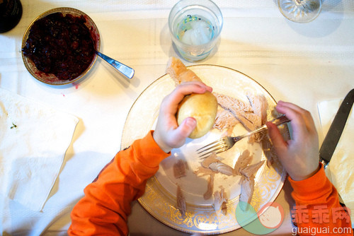 眼镜,部分,人,饮食,餐具_gic13998607_A boy eats his Thanksgiving dinner._创意图片_Getty Images China