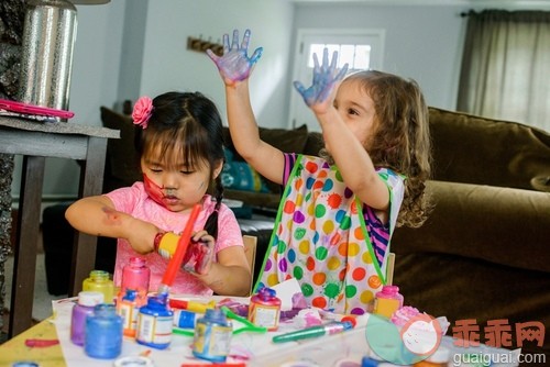 凌乱,人,休闲装,住宅内部,桌子_gic14004078_Two young girls sitting at table, making art, using paint_创意图片_Getty Images China