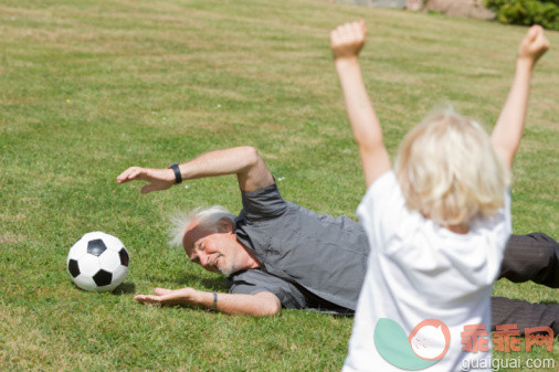 人,生活方式,运动,四分之三身长,户外_96615249_grandfather and child playing football_创意图片_Getty Images China