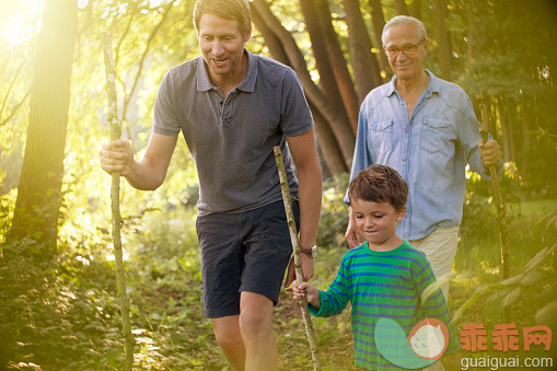 人,环境,生活方式,自然,度假_555799529_Boy, father and grandfather walking in forest_创意图片_Getty Images China