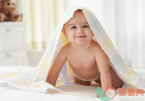 人,床,生活方式,四分之三身长,室内_158313472_Hispanic baby underneath blanket_创意图片_Getty Images China