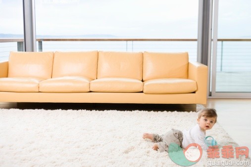 人,沙发,小毯子,生活方式,室内_78406311_Baby crawling on rug_创意图片_Getty Images China