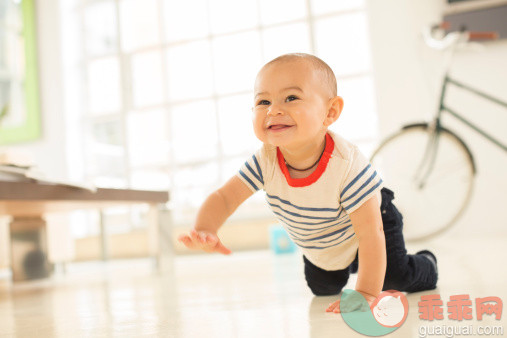 人,生活方式,室内,快乐,白人_478168649_Baby boy crawling on living room floor_创意图片_Getty Images China