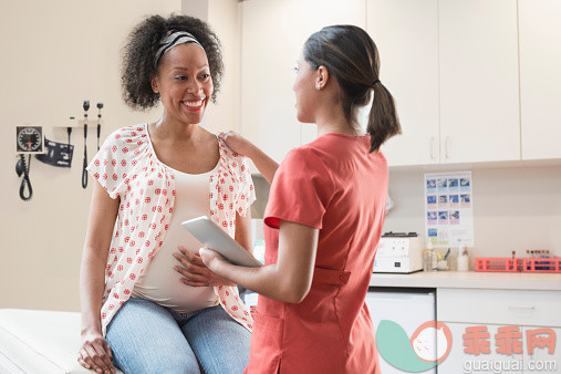 人,人生大事,健康保健,四分之三身长,室内_532031265_Nurse talking to pregnant woman in hospital room_创意图片_Getty Images China