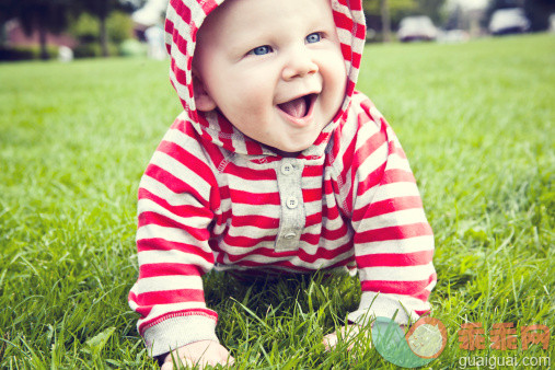 人,婴儿服装,户外,蓝色眼睛,满意_139078882_Happy smiling baby boy_创意图片_Getty Images China