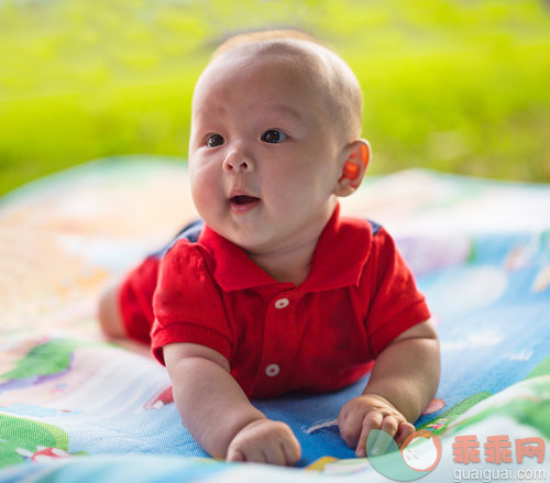 户外,手,红色,肖像,看_7ecb7479e_一个可爱的婴儿_创意图片_Getty Images China