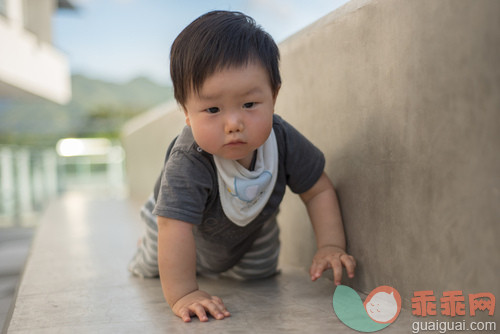 人,婴儿服装,12到17个月,户外,黑发_gic14052489_Crawling baby boy_创意图片_Getty Images China