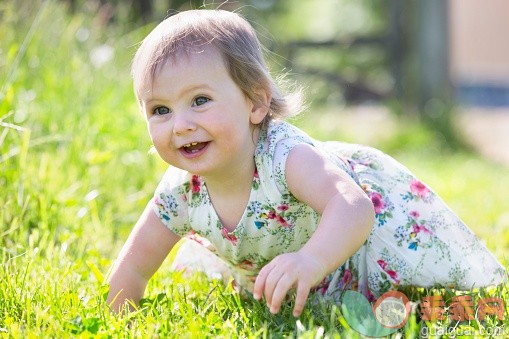 进行中,公园,人,自然,户外_571983711_Portrait of smiling baby crawling on grass_创意图片_Getty Images China