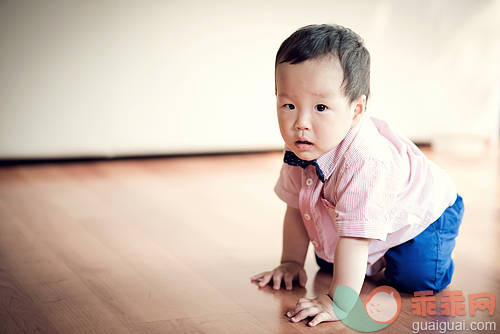 室内,白昼,爬,可爱的,生活方式_gic13845644_Baby's happy lifestyle_创意图片_Getty Images China