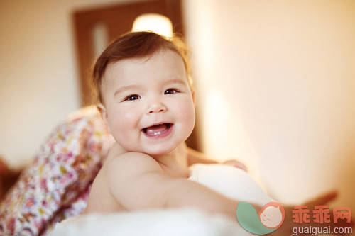 美女,坐,可爱的,白色,微笑_gic16909233_Little baby on a sofa_创意图片_Getty Images China