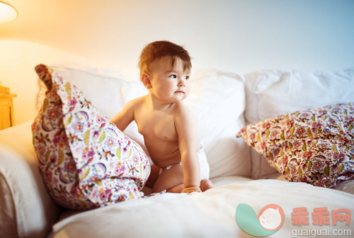 美女,坐,可爱的,白色,微笑_gic16909236_Little baby on a sofa_创意图片_Getty Images China