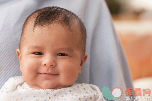 人,2到5个月,室内,快乐,棕色头发_137925674_Smiling baby_创意图片_Getty Images China