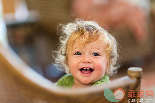 人,椅子,生活方式,室内,快乐_514410133_Caucasian toddler standing on chair_创意图片_Getty Images China