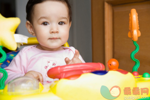 人,玩具,12到17个月,室内,坐_98355045_Hispanic baby girl playing with toy_创意图片_Getty Images China