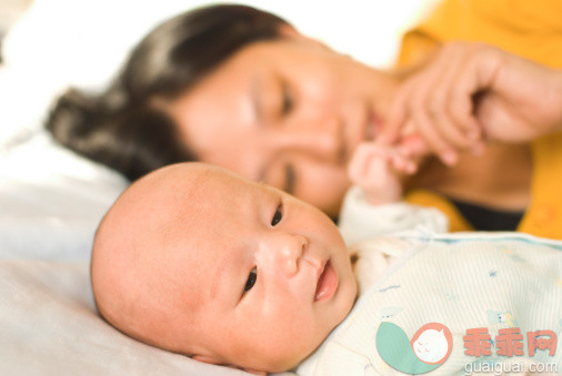 人,床,室内,30岁到34岁,看_124601419_Young mother is playing with infant_创意图片_Getty Images China