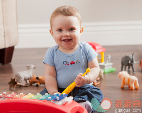 人,玩具,生活方式,2到5个月,乐器_145062241_Caucasian baby boy playing with xylophone_创意图片_Getty Images China