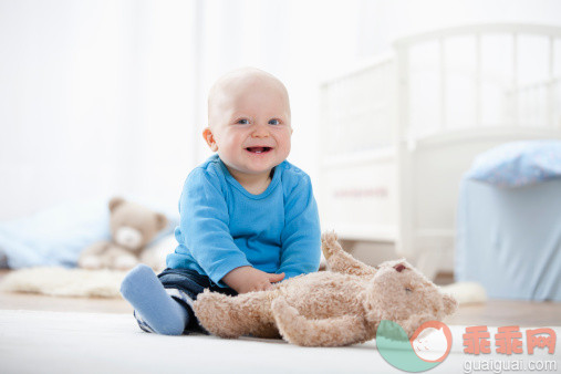 人,室内,快乐,白人,地板_119013874_Baby boy playing with teddy bear_创意图片_Getty Images China