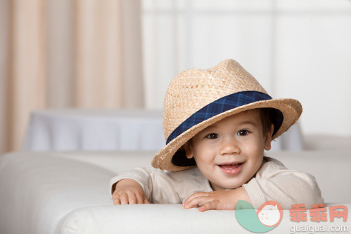 装扮,巨大的,人,帽子,12到17个月_131575216_Mixed race boy wearing oversized hat_创意图片_Getty Images China