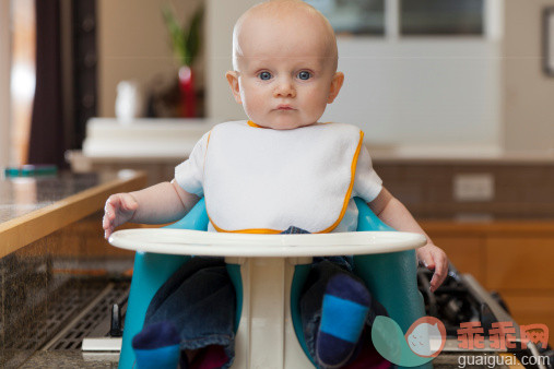 人,生活方式,2到5个月,室内,白人_166835158_Caucasian baby sitting in high chair_创意图片_Getty Images China