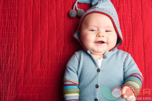 人,2到5个月,室内,人的嘴,快乐_113189770_Caucasian baby laying on blanket_创意图片_Getty Images China