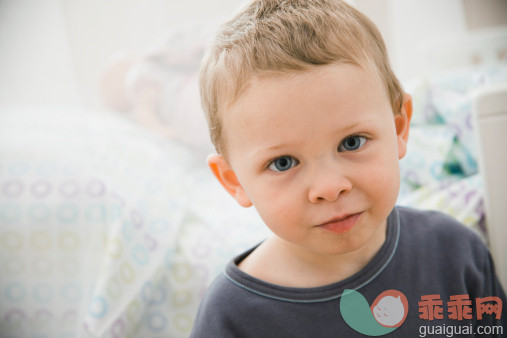 人,床,窗帘,12到17个月,室内_131574965_Serious Caucasian boy_创意图片_Getty Images China