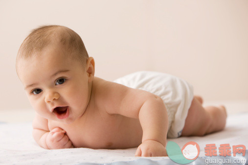 人,尿布,2到5个月,室内,人的嘴_138307857_Mixed race baby boy laying on floor_创意图片_Getty Images China