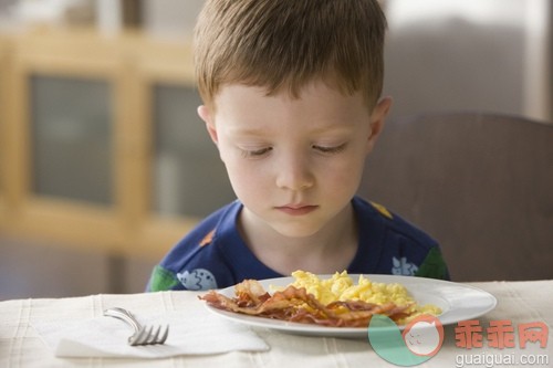 早餐,白人,消费,容器,银餐具_gic14787878_Caucasian boy looking at plate of eggs and bacon_创意图片_Getty Images China