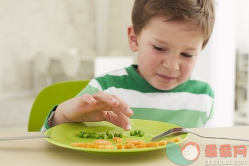 棕色头发,胡萝卜,休闲装,白人,衣服_gic14738763_Germany, Munich , Boy eating peas and carrots showing anthropomorphic face_创意图片_Getty Images China