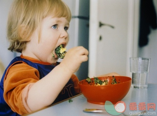 金色头发,碗,休闲装,白人,衣服_gic14767237_Little child sitting at table, eating spinach_创意图片_Getty Images China