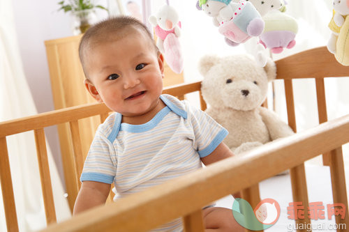 婴儿用品,肖像,床,坐,玩具_0240c745d_可爱婴儿_创意图片_Getty Images China