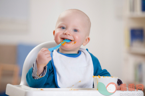 人,饮食,12到17个月,室内,汤匙_119013885_Smiling baby boy eating in high chair_创意图片_Getty Images China