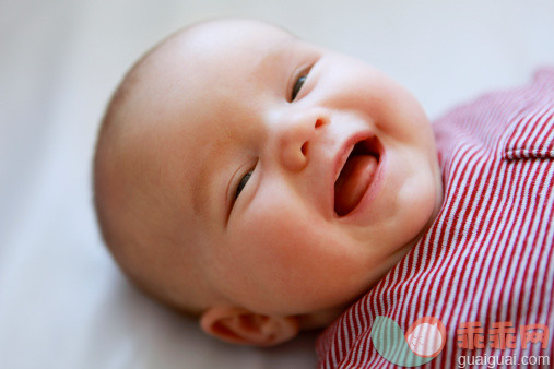 人,2到5个月,室内,人的嘴,快乐_145067413_Close up of infants smiling face_创意图片_Getty Images China