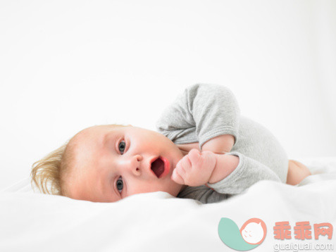 人,床,连身衣,2到5个月,影棚拍摄_93910598_baby on white bed_创意图片_Getty Images China