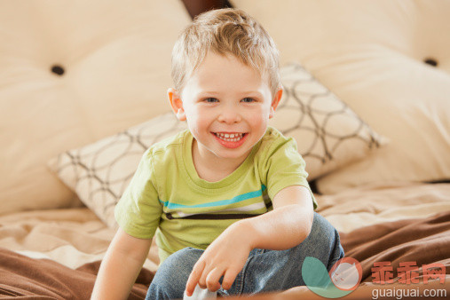 人,床,生活方式,四分之三身长,室内_142740456_Smiling Caucasian boy sitting on bed_创意图片_Getty Images China