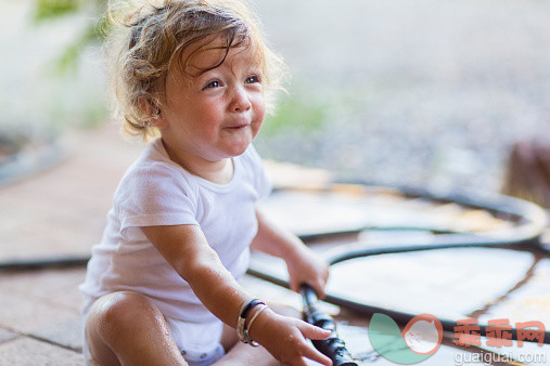 人,12到17个月,四分之三身长,户外,金色头发_526297799_Caucasian toddler boy playing with hose_创意图片_Getty Images China