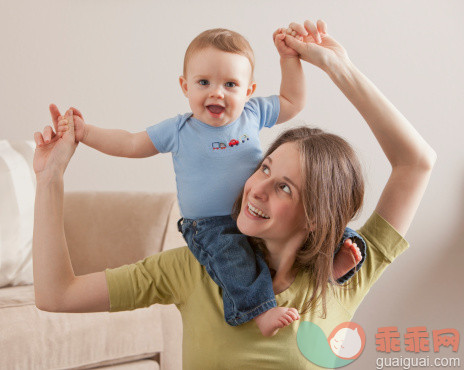 人,生活方式,2到5个月,室内,20到24岁_145062243_Caucasian mother carrying son on her shoulders_创意图片_Getty Images China