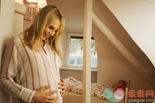 人,人生大事,生活方式,室内,35岁到39岁_165567473_Pregnant woman rubbing belly_创意图片_Getty Images China