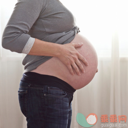 人,窗帘,人生大事,室内,中间部分_131574378_Pregnant Caucasian woman caressing stomach_创意图片_Getty Images China