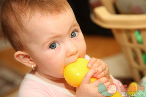 人,玩具,健康保健,室内,人的头部_118250530_Baby series_创意图片_Getty Images China