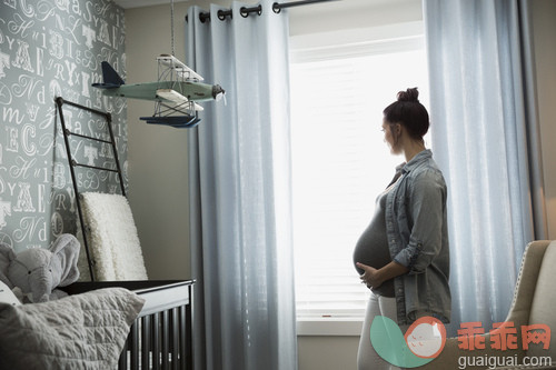 人,休闲装,人生大事,生活方式,四分之三身长_gic14287881_Pregnant woman looking out nursery window_创意图片_Getty Images China