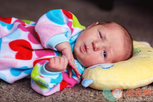 人,婴儿服装,小毯子,室内,白人_484844307_Sleepy_创意图片_Getty Images China