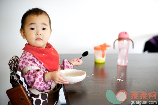 人,饮食,婴儿服装,食品,椅子_145863551_Boy eating at dining table_创意图片_Getty Images China